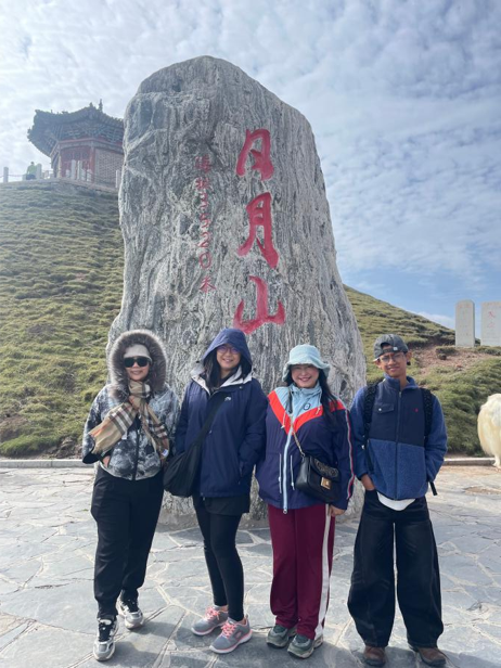 游客在日月山景区合影
